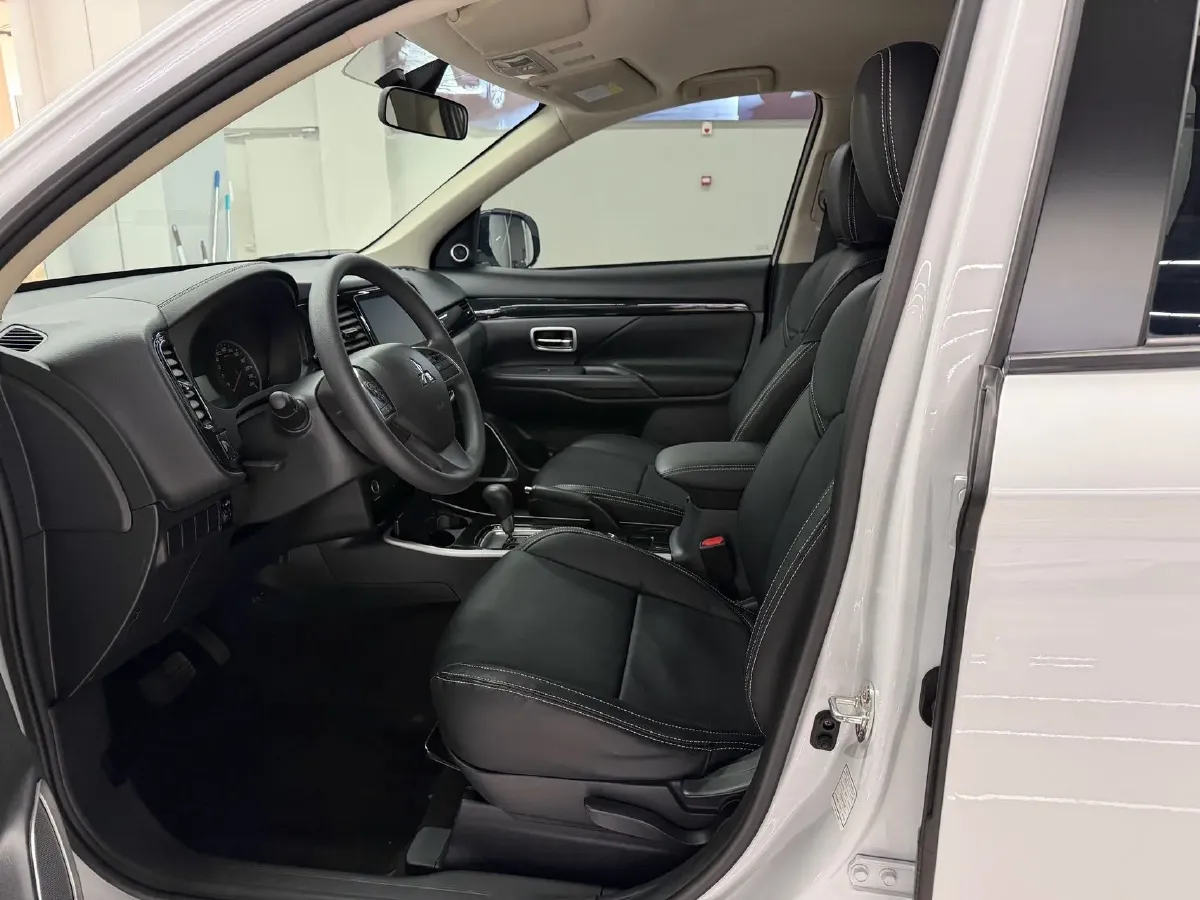 2021 Mitsubishi Outlander 2.0L 166HP L4 CVT,autocango,china used car exporter,china ev exporter,chinese used car exporter,chinese used ev exporter