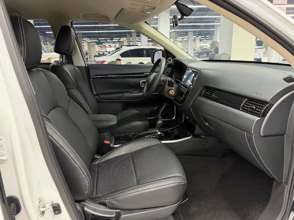 2021 Mitsubishi Outlander 2.0L 166HP L4 CVT,autocango,china used car exporter,china ev exporter,chinese used car exporter,chinese used ev exporter