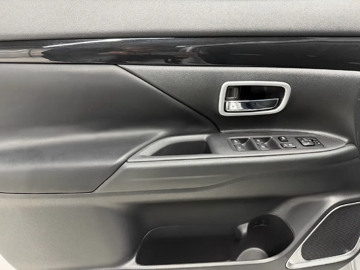 2021 Mitsubishi Outlander 2.0L 166HP L4 CVT,autocango,china used car exporter,china ev exporter,chinese used car exporter,chinese used ev exporter