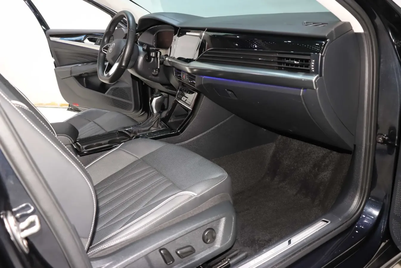 2023 Volkswagen Passat 2.0T 186HP L4 7DCT,autocango,china used car exporter,china ev exporter,chinese used car exporter,chinese used ev exporter