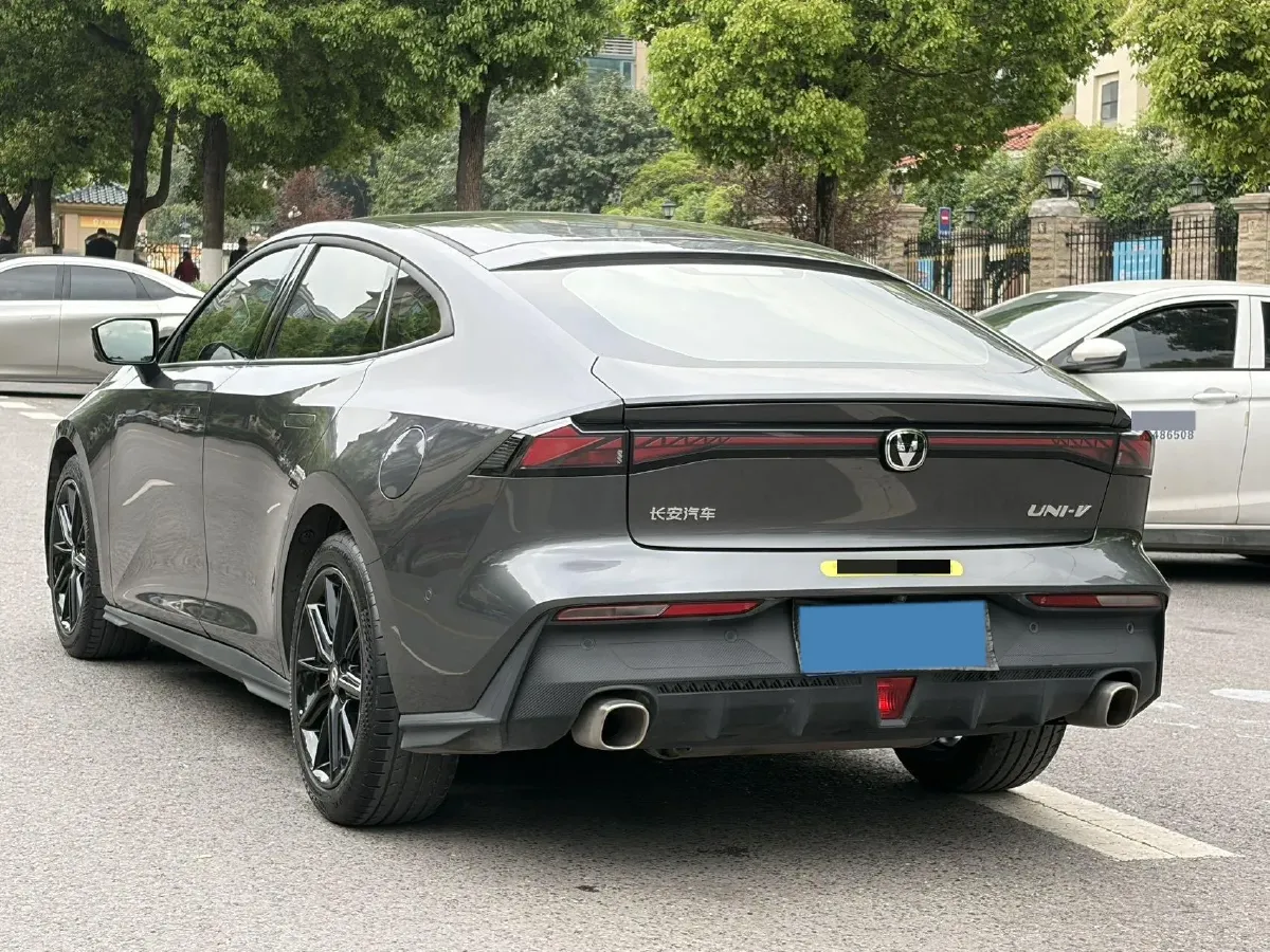 2022 ChangAn UNI-V 1.5T 188HP L4 7DCT,autocango,china used car exporter,china ev exporter,chinese used car exporter,chinese used ev exporter