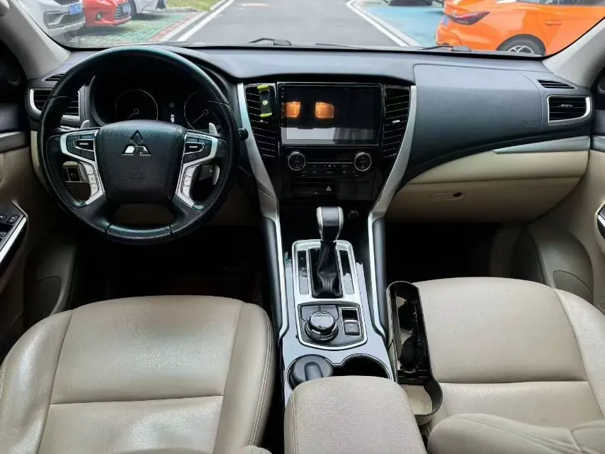 2019 Mitsubishi Pajero 3.0L 209HP V6 8AT,autocango,china used car exporter,china ev exporter,chinese used car exporter,chinese used ev exporter