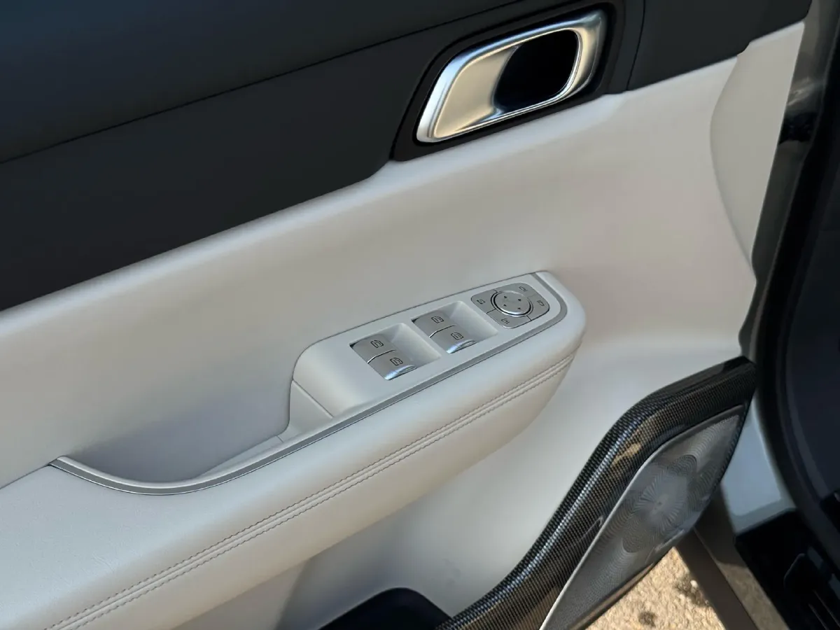 2021 Li ONE Range Extended 131HP REEV 40.5KWH,autocango,china used car exporter,china ev exporter,chinese used car exporter,chinese used ev exporter