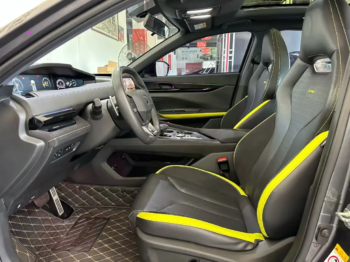 2022 ChangAn UNI-V 2.0T 233HP L4 8AT,autocango,china used car exporter,china ev exporter,chinese used car exporter,chinese used ev exporter