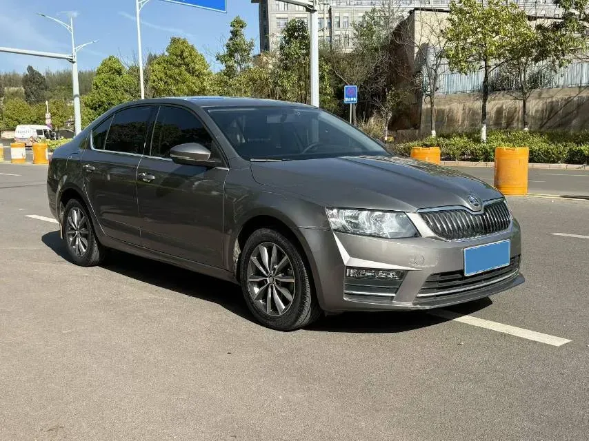 2017 Skoda Octavia 1.6L 110HP L4 5MT,autocango,china used car exporter,china ev exporter,chinese used car exporter,chinese used ev exporter