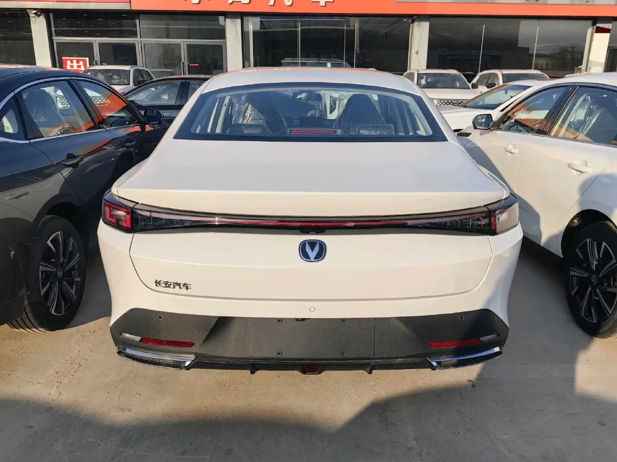 2024 ChangAn UNI-V iDD 1.5L 110HP L4 E-CVT PHEV 18.99KWH,autocango,china used car exporter,china ev exporter,chinese used car exporter,chinese used ev exporter