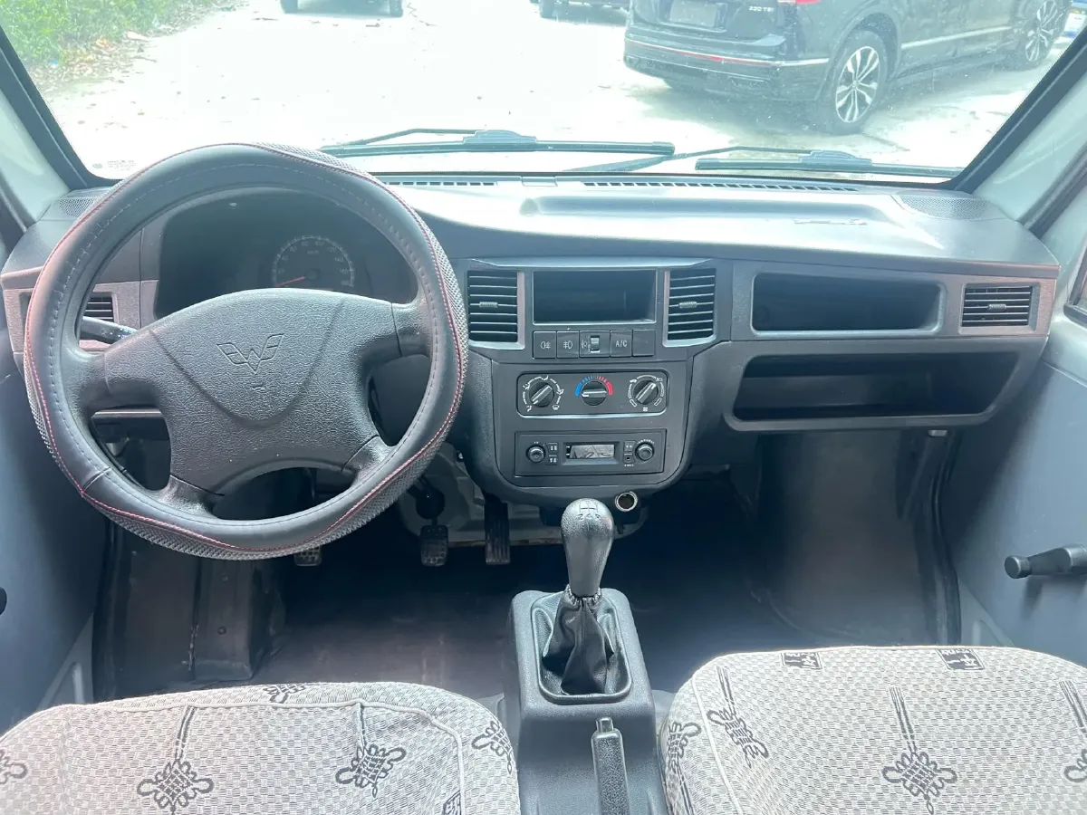 2015 WuLing ZhiGuang 1.2L 82HP L4 5MT,autocango,china used car exporter,china ev exporter,chinese used car exporter,chinese used ev exporter