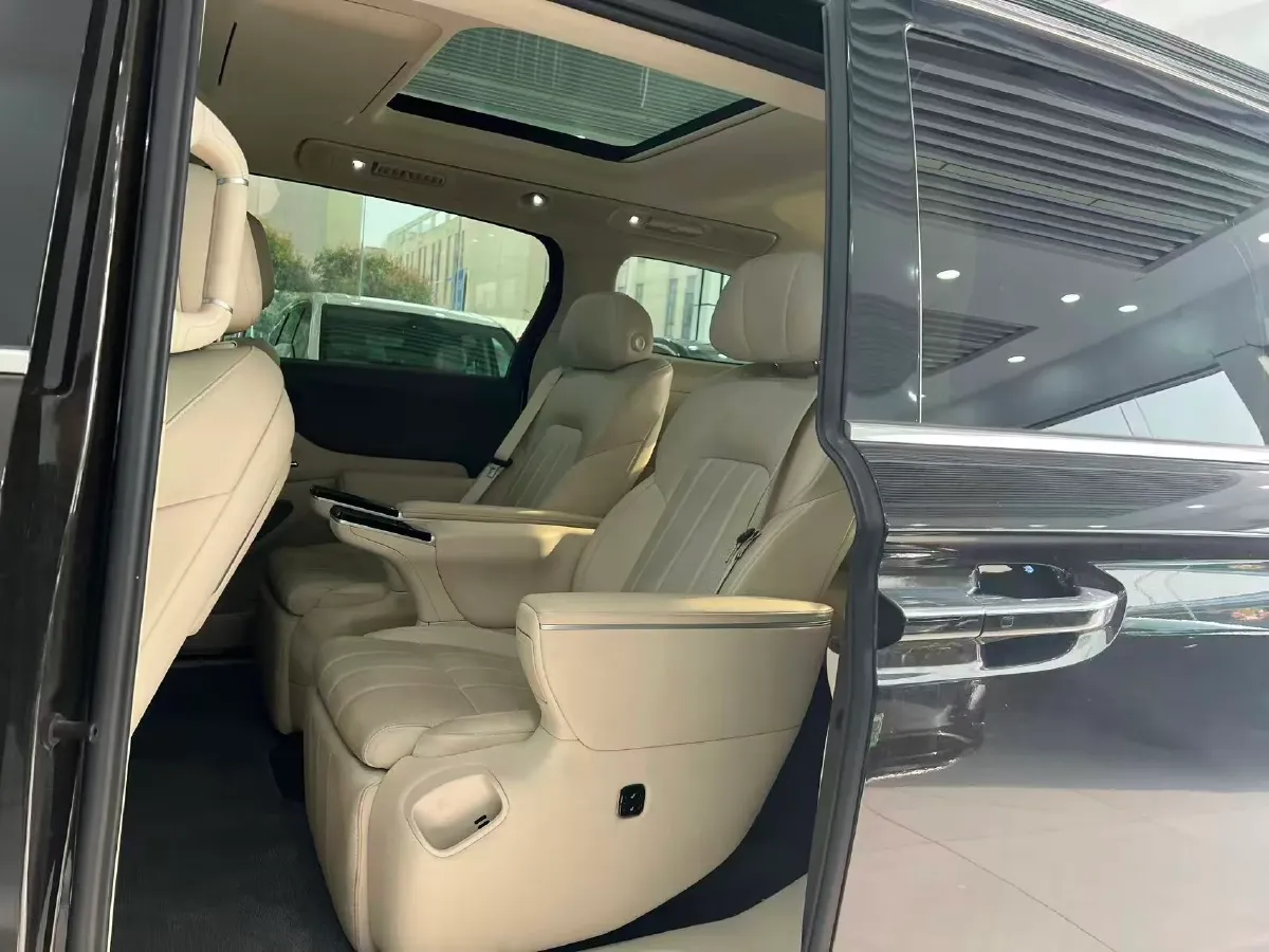 2025 Voyah Dream 1.5T 150HP L4 PHEV 41.7KWH,autocango,china used car exporter,china ev exporter,chinese used car exporter,chinese used ev exporter