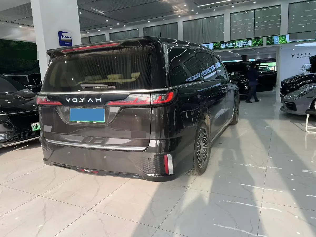2025 Voyah Dream 1.5T 150HP L4 PHEV 41.7KWH,autocango,china used car exporter,china ev exporter,chinese used car exporter,chinese used ev exporter