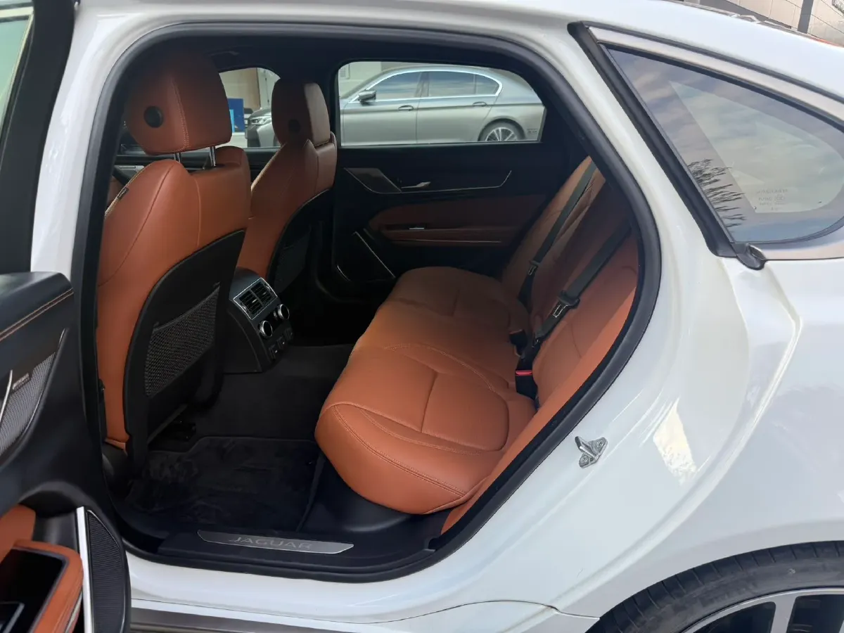 2024 Jaguar XFL 2.0T 300HP L4 8AT,autocango,china used car exporter,china ev exporter,chinese used car exporter,chinese used ev exporter