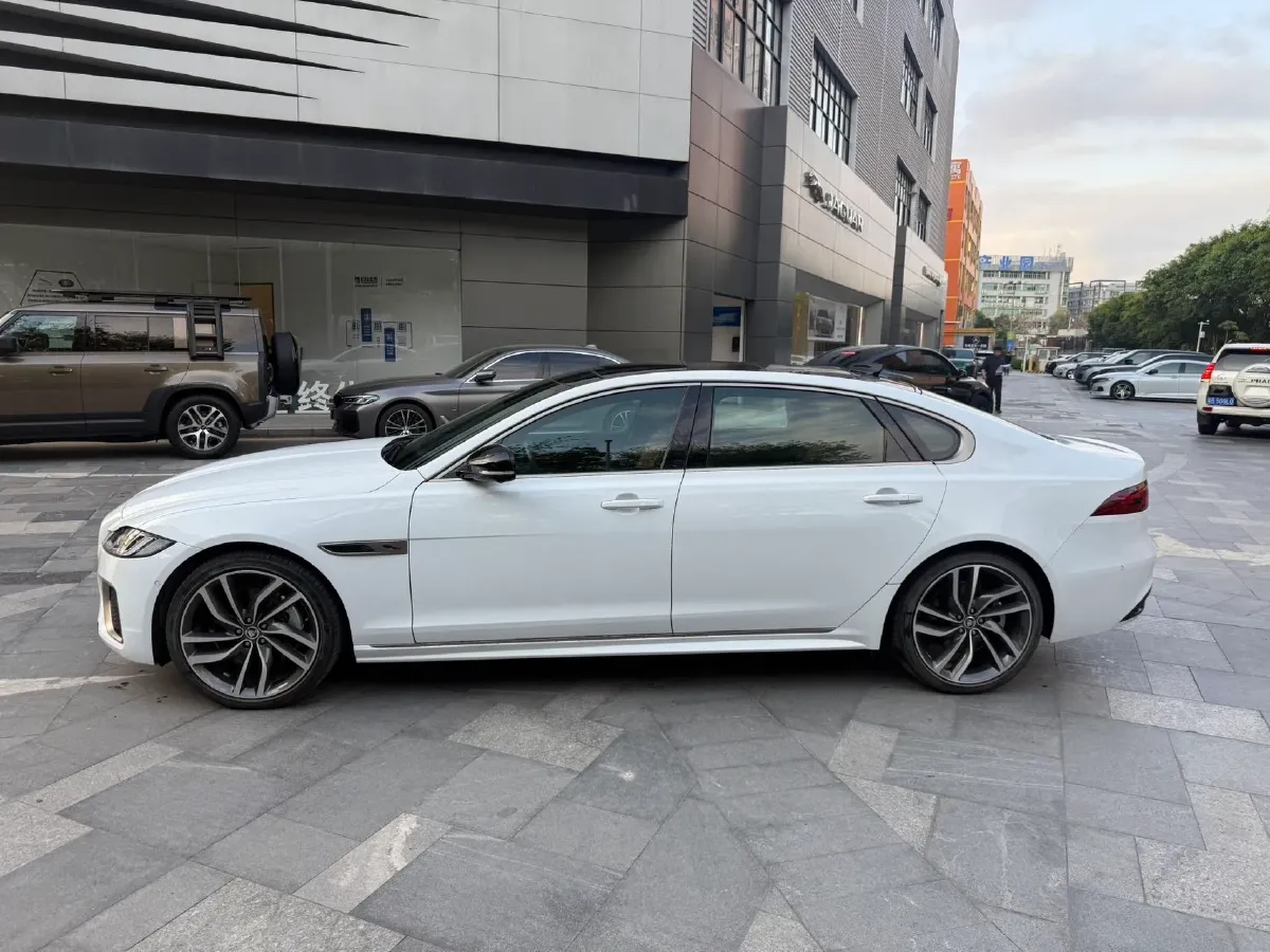 2024 Jaguar XFL 2.0T 300HP L4 8AT,autocango,china used car exporter,china ev exporter,chinese used car exporter,chinese used ev exporter