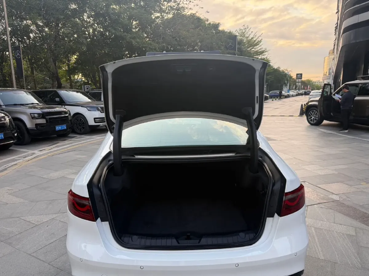 2024 Jaguar XFL 2.0T 300HP L4 8AT,autocango,china used car exporter,china ev exporter,chinese used car exporter,chinese used ev exporter