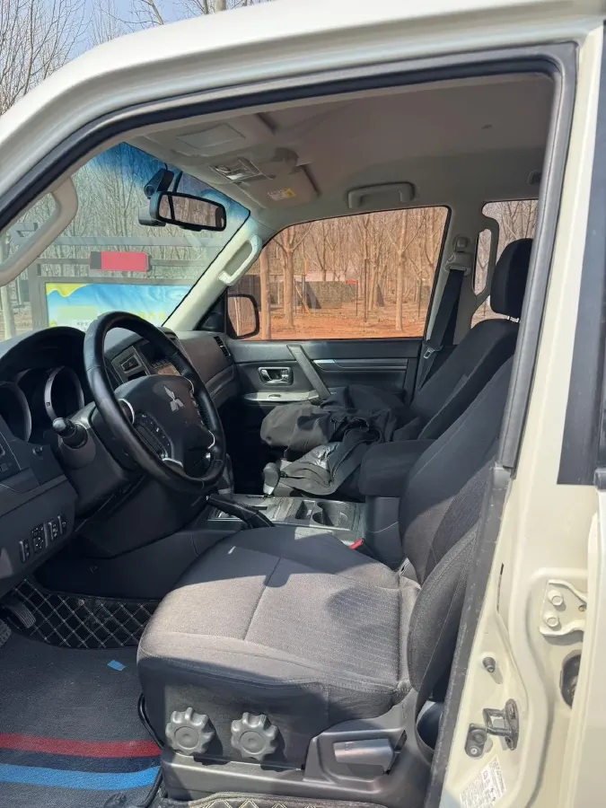 2020 Mitsubishi Pajero 3.0L 174HP V6 5AT,autocango,china used car exporter,china ev exporter,chinese used car exporter,chinese used ev exporter