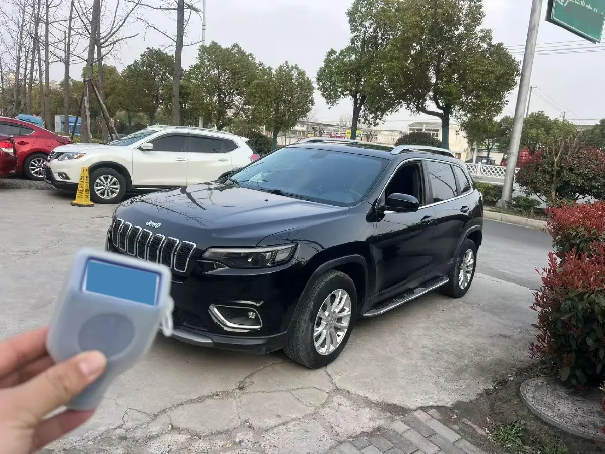 2019 Jeep Cherokee 2.0T 234HP L4 9AT,autocango,china used car exporter,china ev exporter,chinese used car exporter,chinese used ev exporter