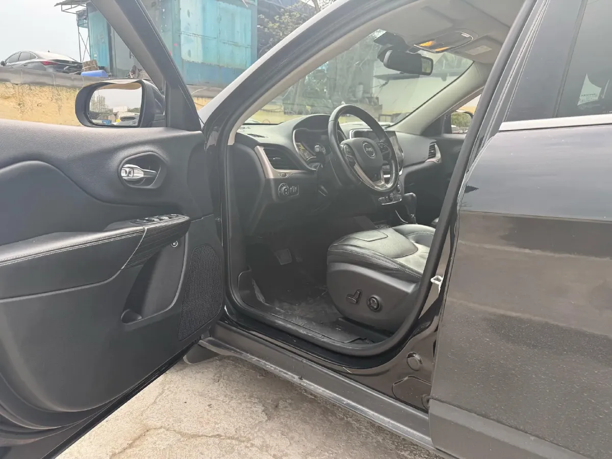 2017 Jeep Cherokee 2.0L 155HP L4 9AT,autocango,china used car exporter,china ev exporter,chinese used car exporter,chinese used ev exporter