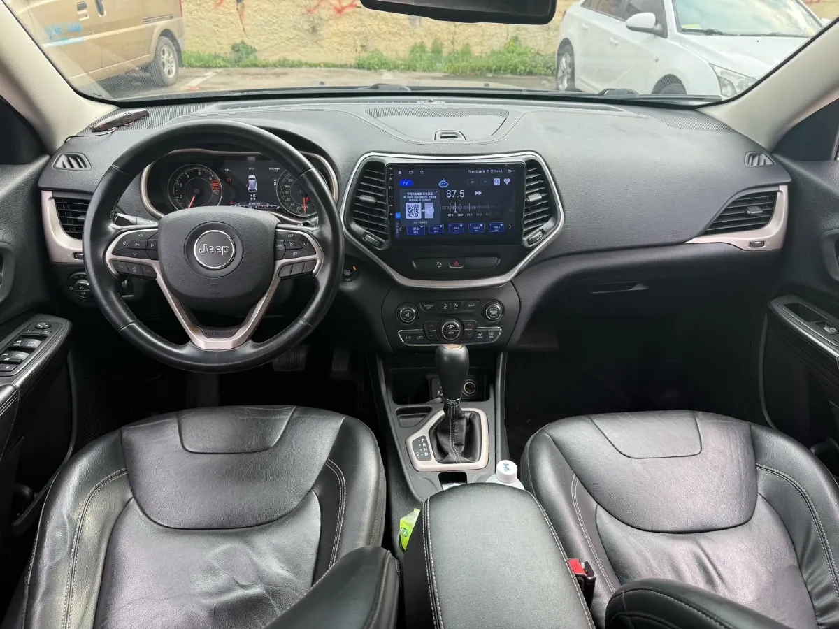 2017 Jeep Cherokee 2.0L 155HP L4 9AT,autocango,china used car exporter,china ev exporter,chinese used car exporter,chinese used ev exporter