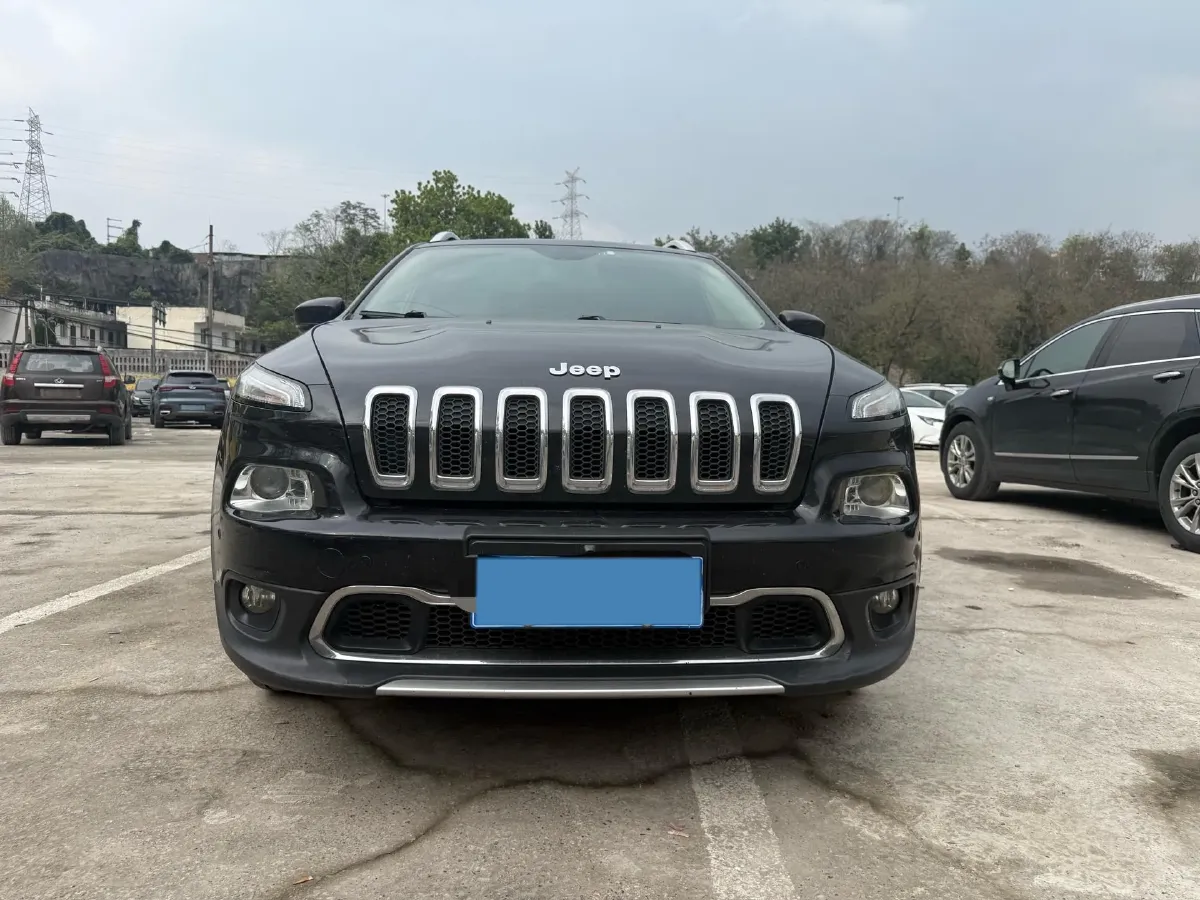 2017 Jeep Cherokee 2.0L 155HP L4 9AT,autocango,china used car exporter,china ev exporter,chinese used car exporter,chinese used ev exporter