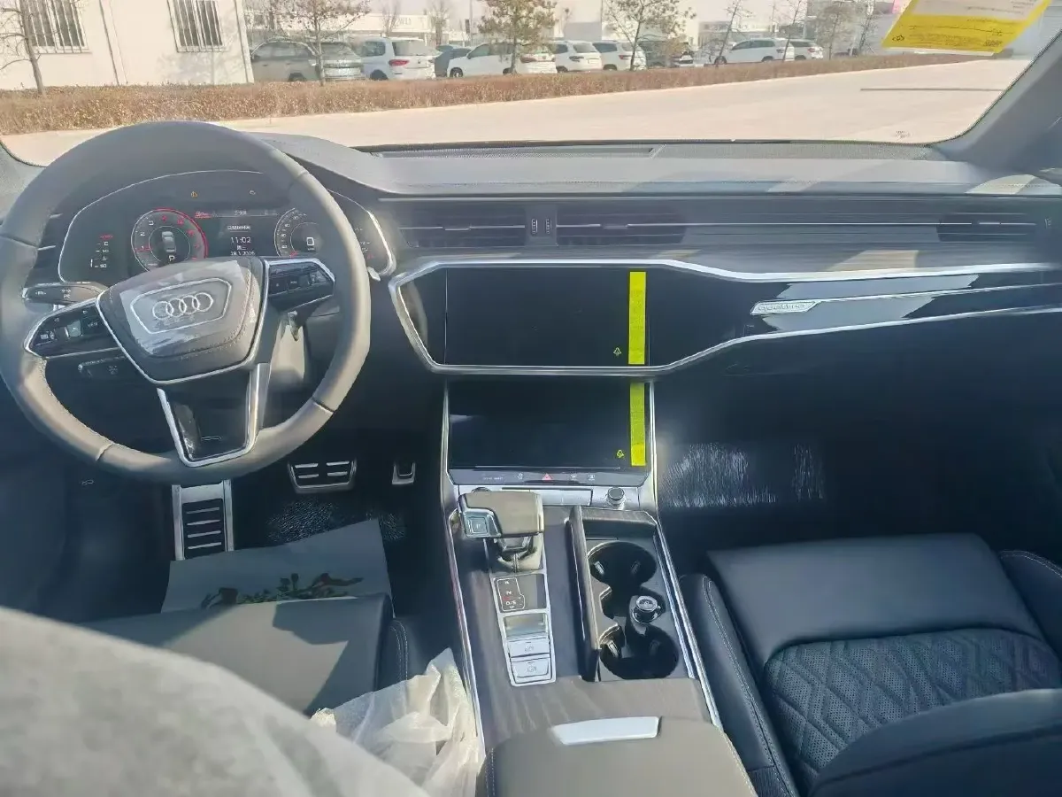 2025 Audi A6L 2.0T 245HP L4 7DCT,autocango,china used car exporter,china ev exporter,chinese used car exporter,chinese used ev exporter