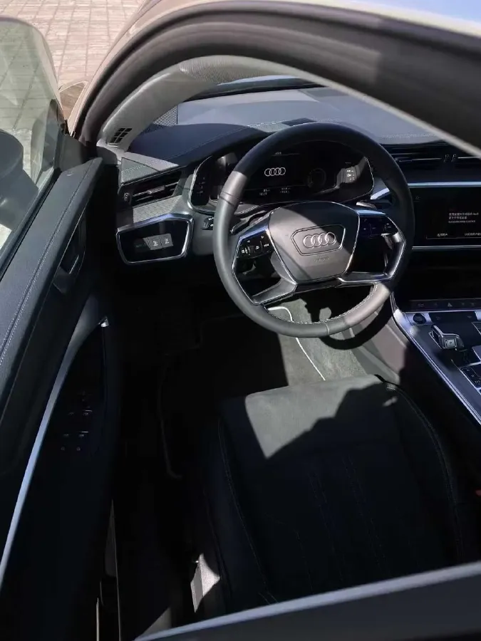 2024 Audi A7L 2.0T 245HP L4 7DCT,autocango,china used car exporter,china ev exporter,chinese used car exporter,chinese used ev exporter
