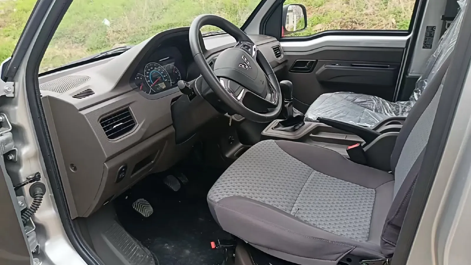 2023 WuLing RongGuang New Truck 2.0L 136HP L4 5MT,autocango,china used car exporter,china ev exporter,chinese used car exporter,chinese used ev exporter