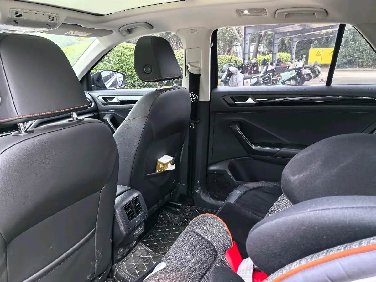 2021 Volkswagen T-Roc 1.4T 150HP L4 7DCT,autocango,china used car exporter,china ev exporter,chinese used car exporter,chinese used ev exporter