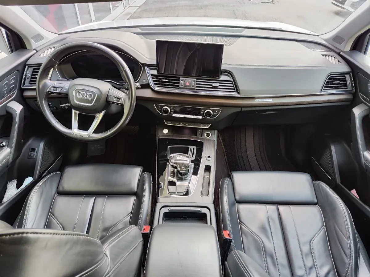 2021 Audi Q5L 2.0T 252HP L4 7DCT,autocango,china used car exporter,china ev exporter,chinese used car exporter,chinese used ev exporter