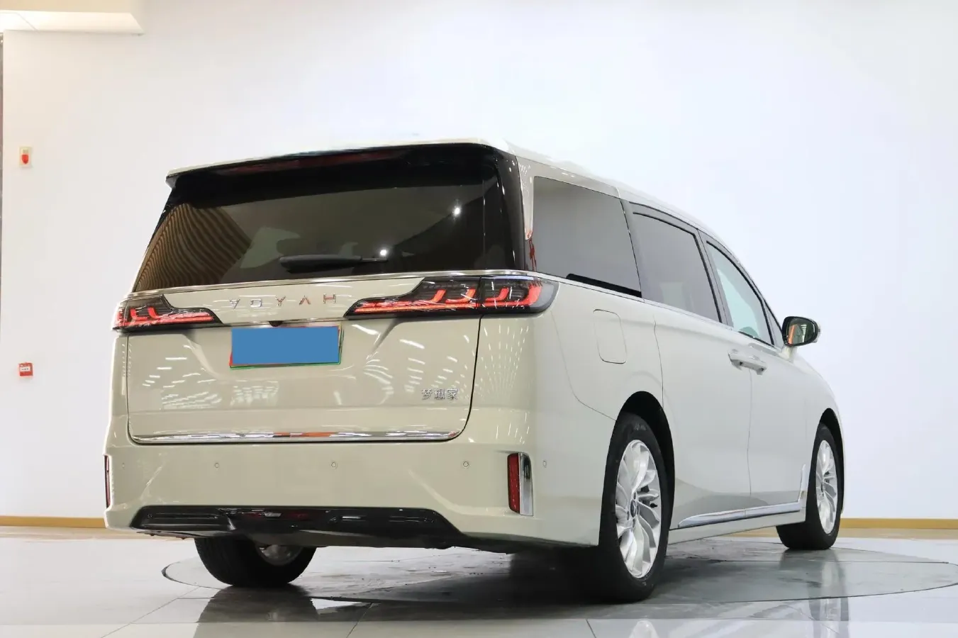 2024 Voyah Dream 1.5T 150HP L4 PHEV 43KWH,autocango,china used car exporter,china ev exporter,chinese used car exporter,chinese used ev exporter