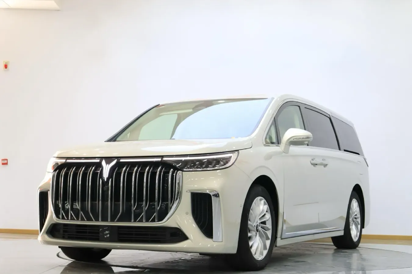 2024 Voyah Dream 1.5T 150HP L4 PHEV 43KWH,autocango,china used car exporter,china ev exporter,chinese used car exporter,chinese used ev exporter