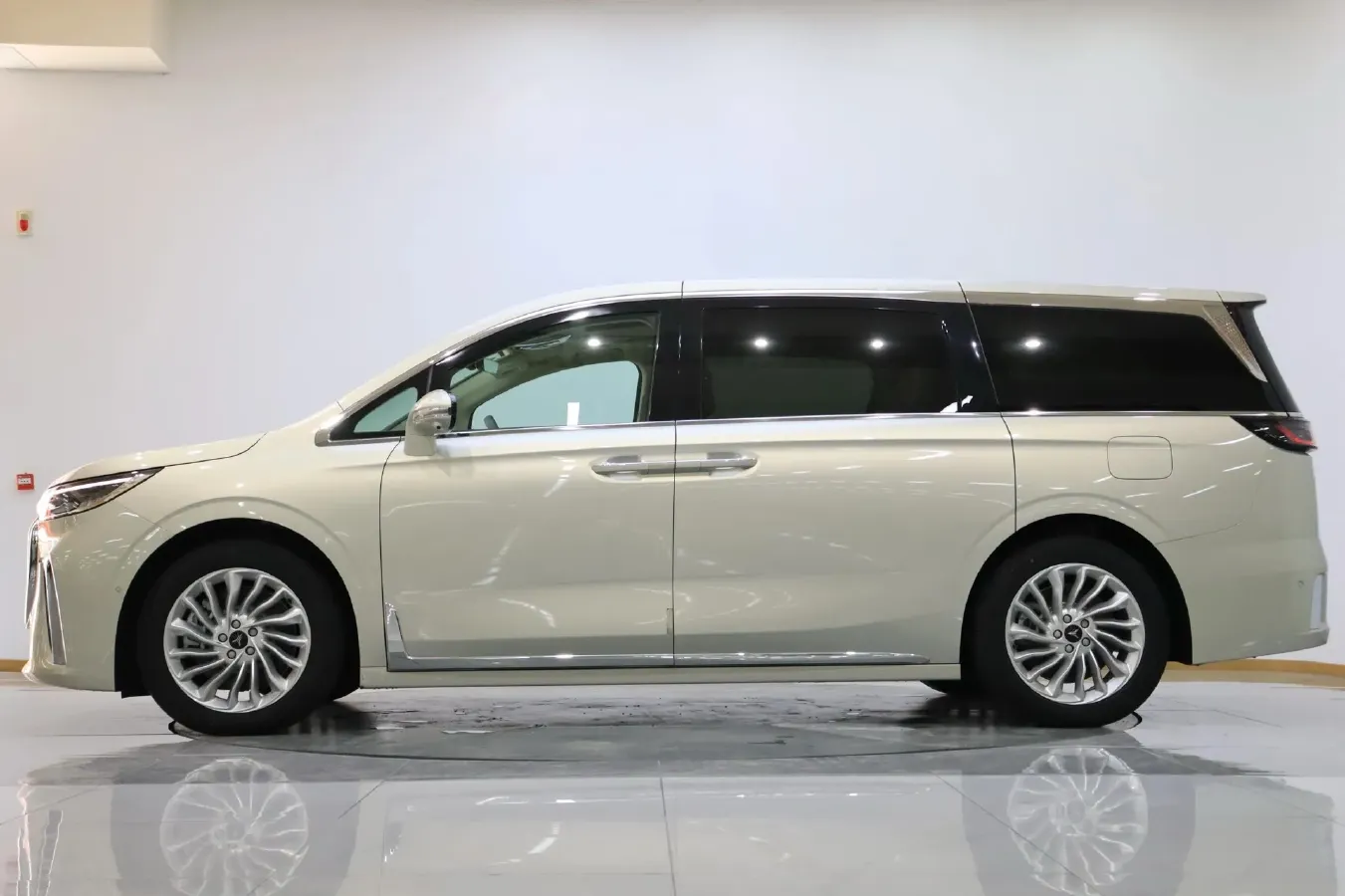 2024 Voyah Dream 1.5T 150HP L4 PHEV 43KWH,autocango,china used car exporter,china ev exporter,chinese used car exporter,chinese used ev exporter