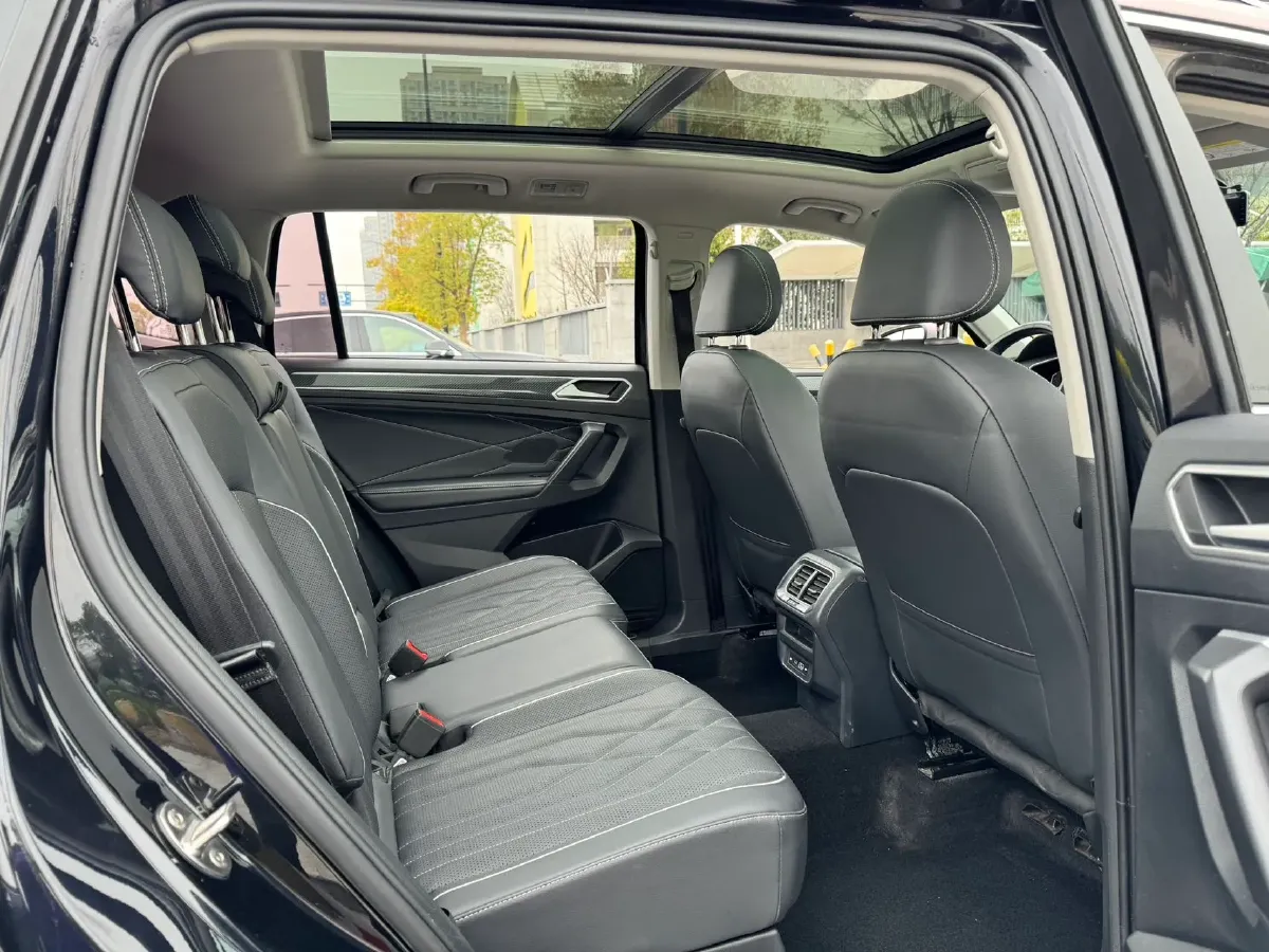 2024 Volkswagen Tiguan L 2.0T 186HP L4 7DCT,autocango,china used car exporter,china ev exporter,chinese used car exporter,chinese used ev exporter