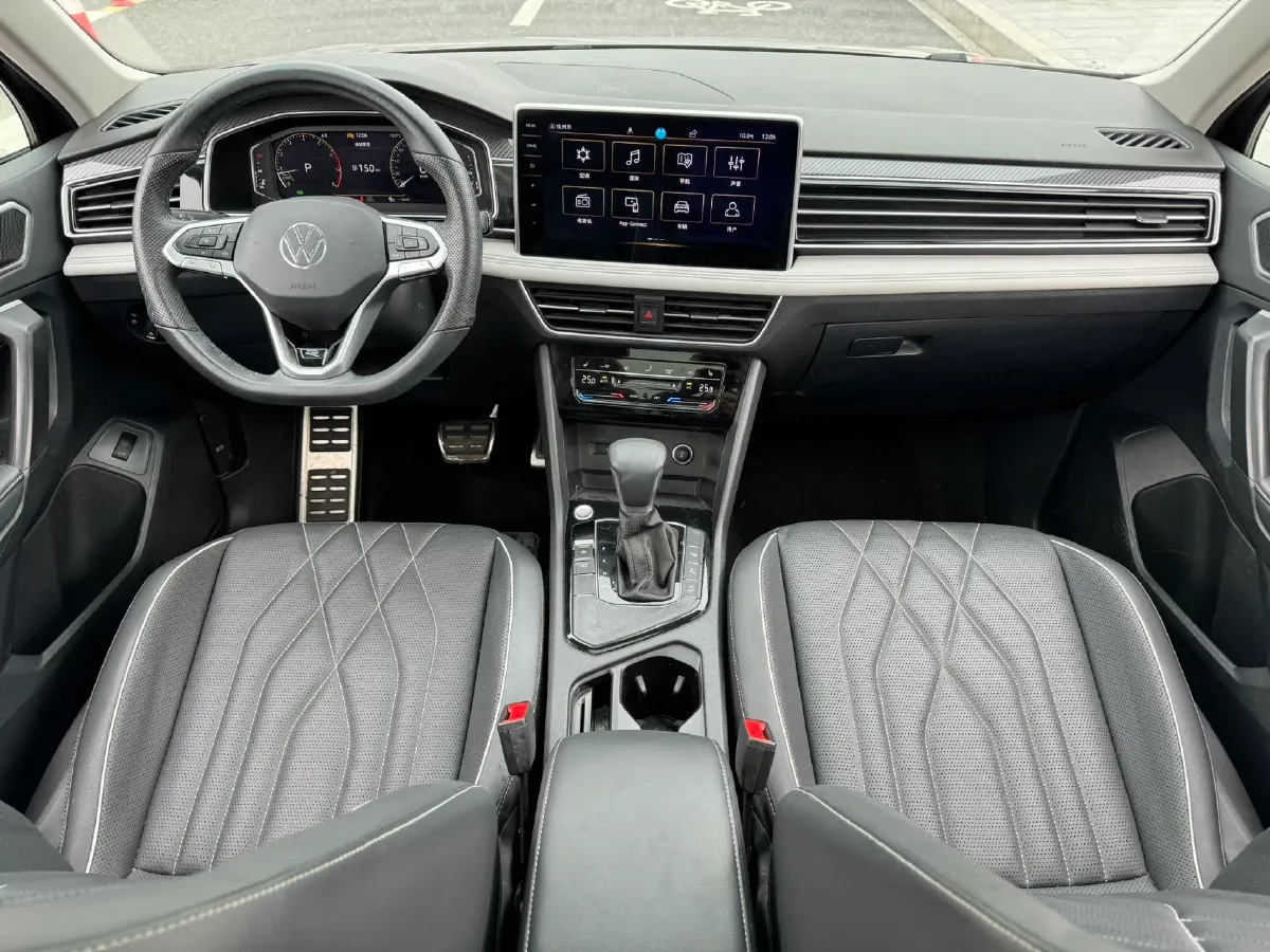 2024 Volkswagen Tiguan L 2.0T 186HP L4 7DCT,autocango,china used car exporter,china ev exporter,chinese used car exporter,chinese used ev exporter