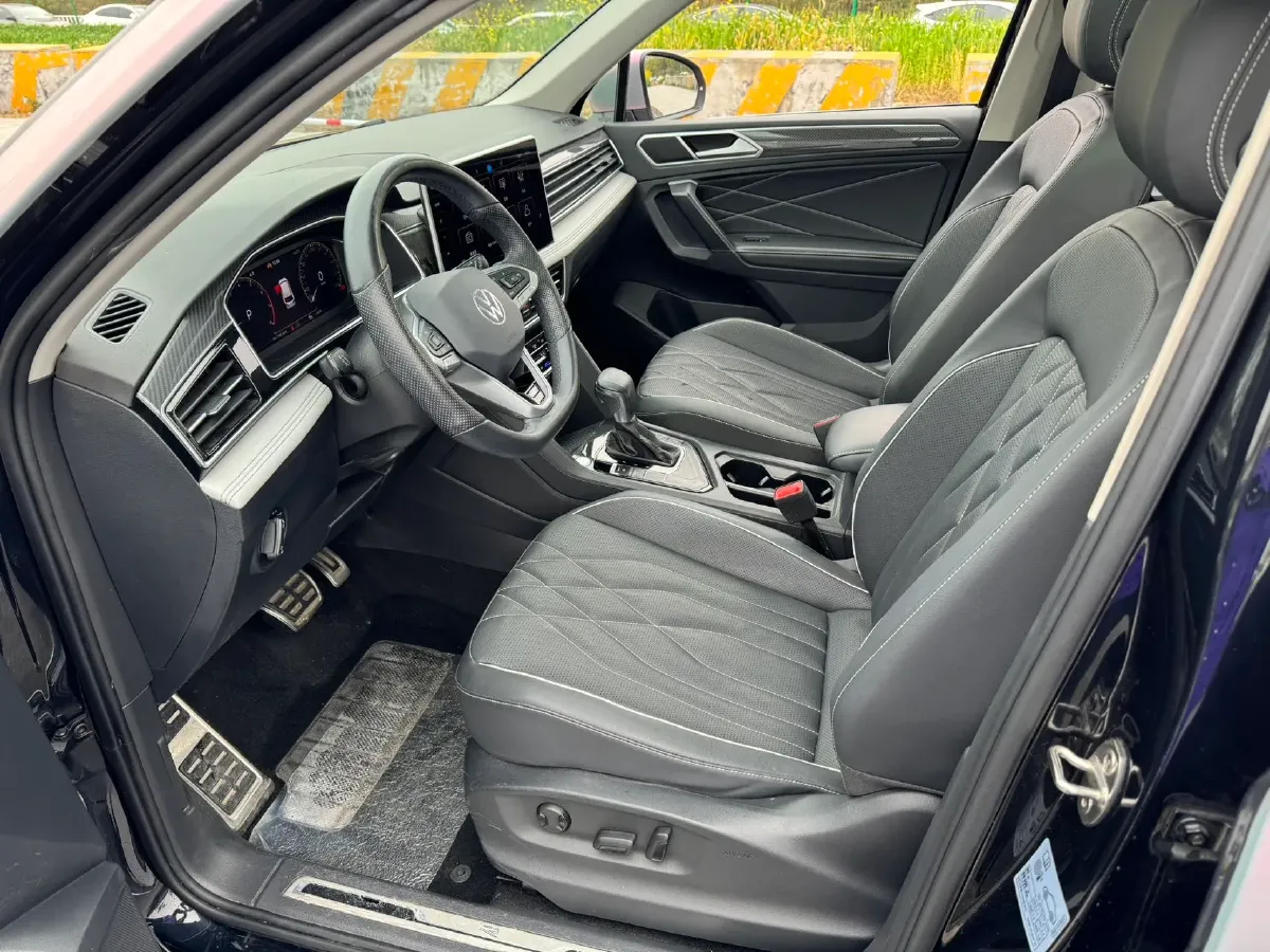 2024 Volkswagen Tiguan L 2.0T 186HP L4 7DCT,autocango,china used car exporter,china ev exporter,chinese used car exporter,chinese used ev exporter
