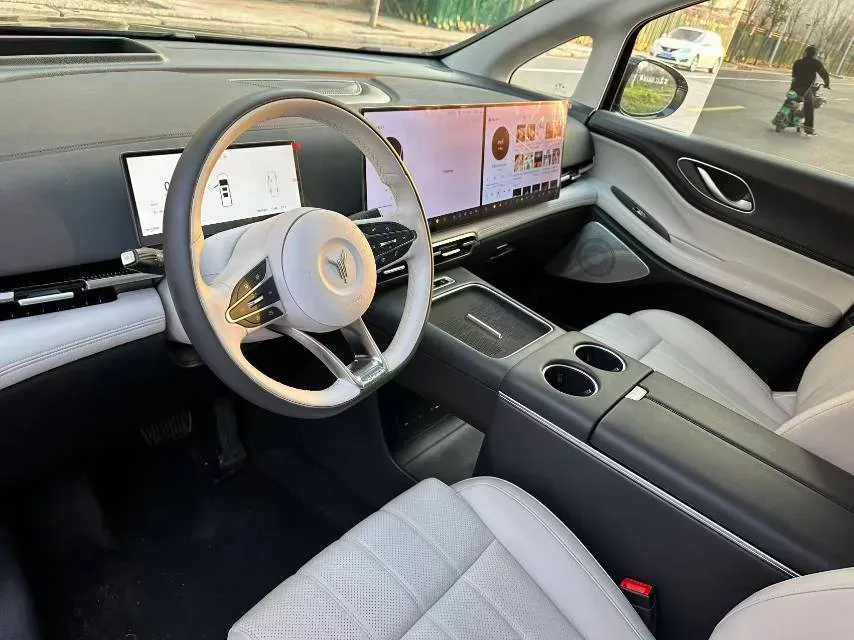 2025 Voyah Dream 1.5T 150HP L4 PHEV 41.7KWH,autocango,china used car exporter,china ev exporter,chinese used car exporter,chinese used ev exporter