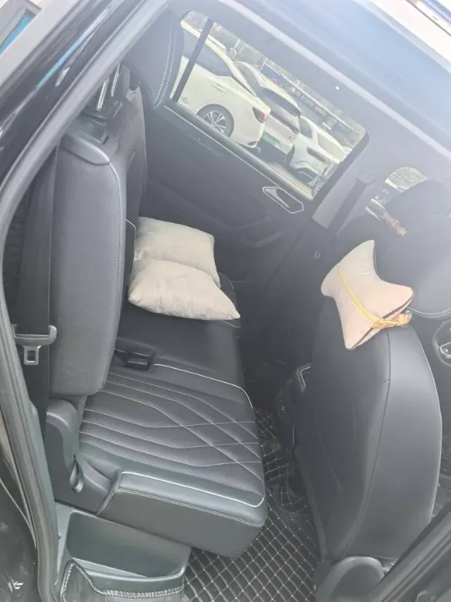 2024 Volkswagen Tiguan L 2.0T 220HP L4 7DCT,autocango,china used car exporter,china ev exporter,chinese used car exporter,chinese used ev exporter