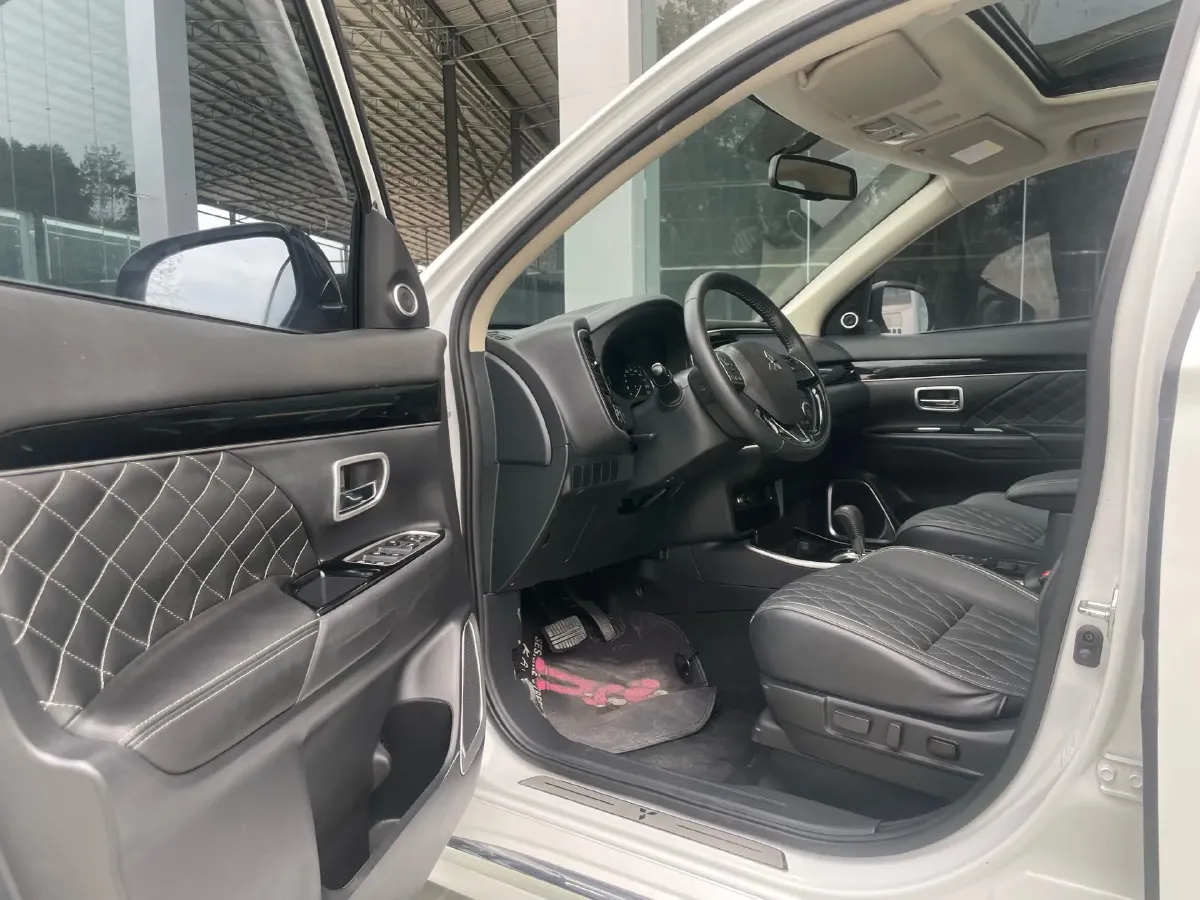 2021 Mitsubishi Outlander 2.0L 166HP L4 CVT,autocango,china used car exporter,china ev exporter,chinese used car exporter,chinese used ev exporter