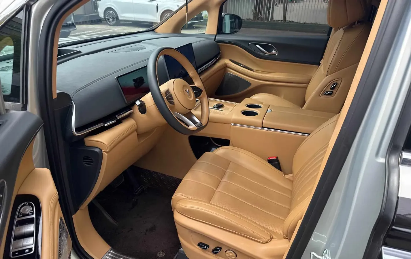 2025 Voyah Dream BEV 108.7KWH,autocango,china used car exporter,china ev exporter,chinese used car exporter,chinese used ev exporter