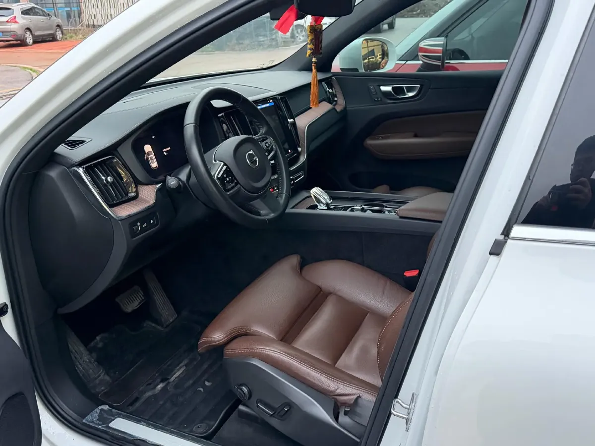 2022 Volvo XC60 PHEV 2.0T 303HP L4 8AT PHEV 11.6KWH,autocango,china used car exporter,china ev exporter,chinese used car exporter,chinese used ev exporter