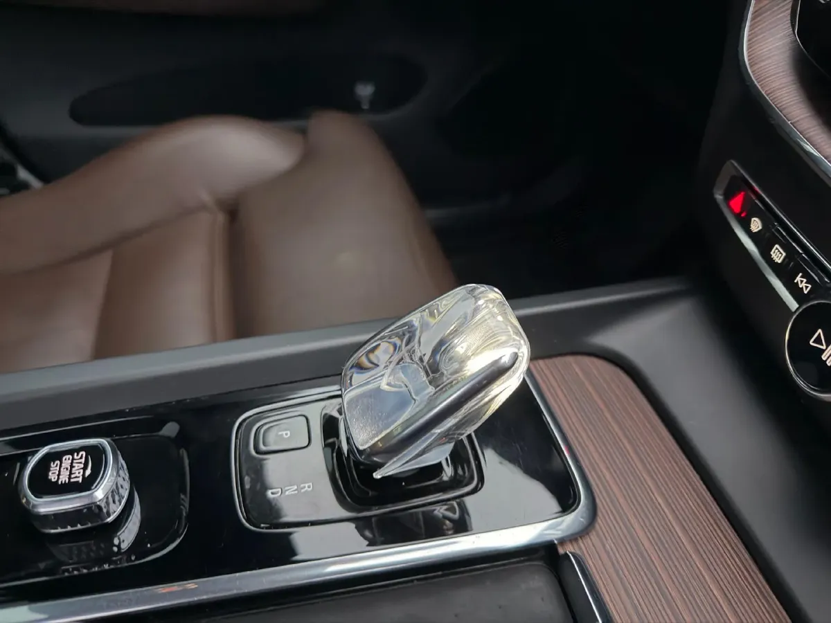 2022 Volvo XC60 PHEV 2.0T 303HP L4 8AT PHEV 11.6KWH,autocango,china used car exporter,china ev exporter,chinese used car exporter,chinese used ev exporter