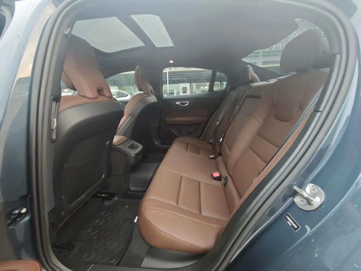 2023 Volvo S60 2.0T 197HP L4 7DCT,autocango,china used car exporter,china ev exporter,chinese used car exporter,chinese used ev exporter