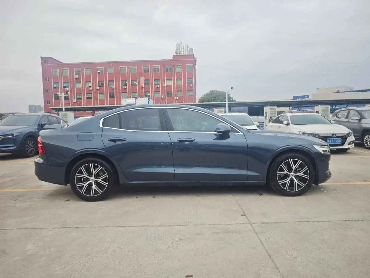 2023 Volvo S60 2.0T 197HP L4 7DCT,autocango,china used car exporter,china ev exporter,chinese used car exporter,chinese used ev exporter