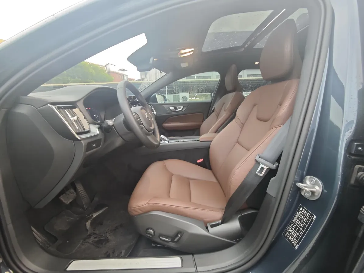 2023 Volvo S60 2.0T 197HP L4 7DCT,autocango,china used car exporter,china ev exporter,chinese used car exporter,chinese used ev exporter