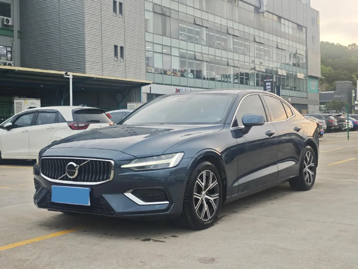 2023 Volvo S60 2.0T 197HP L4 7DCT,autocango,china used car exporter,china ev exporter,chinese used car exporter,chinese used ev exporter