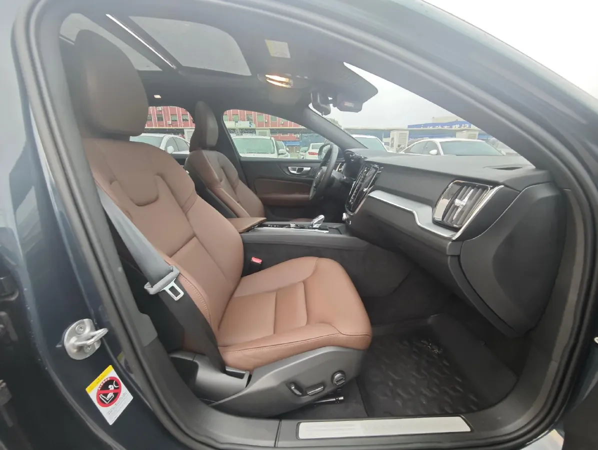 2023 Volvo S60 2.0T 197HP L4 7DCT,autocango,china used car exporter,china ev exporter,chinese used car exporter,chinese used ev exporter