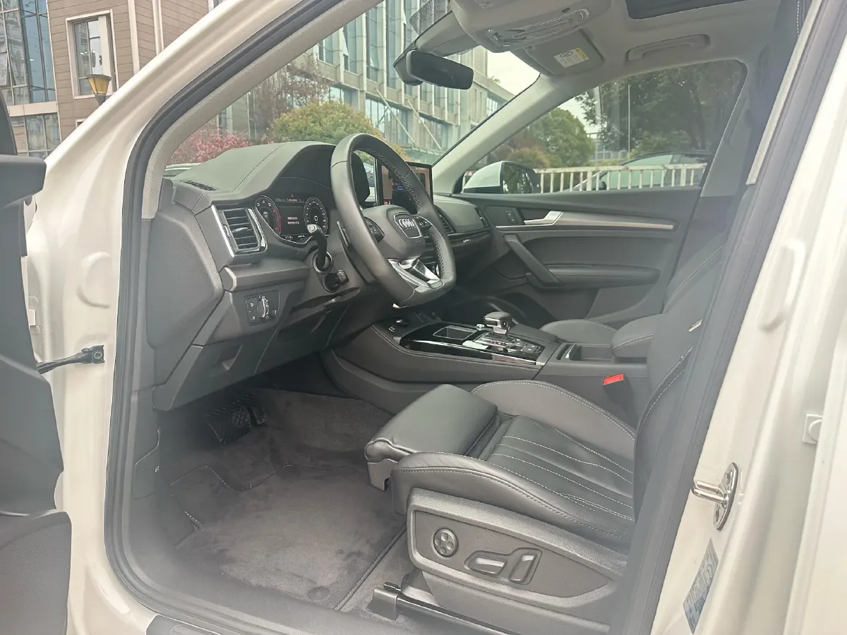 2022 Audi Q5L 2.0T 190HP L4 7DCT,autocango,china used car exporter,china ev exporter,chinese used car exporter,chinese used ev exporter