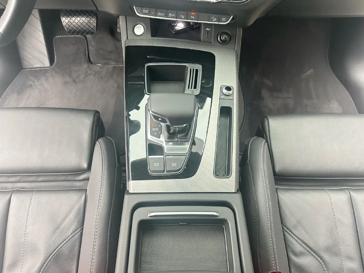 2022 Audi Q5L 2.0T 190HP L4 7DCT,autocango,china used car exporter,china ev exporter,chinese used car exporter,chinese used ev exporter