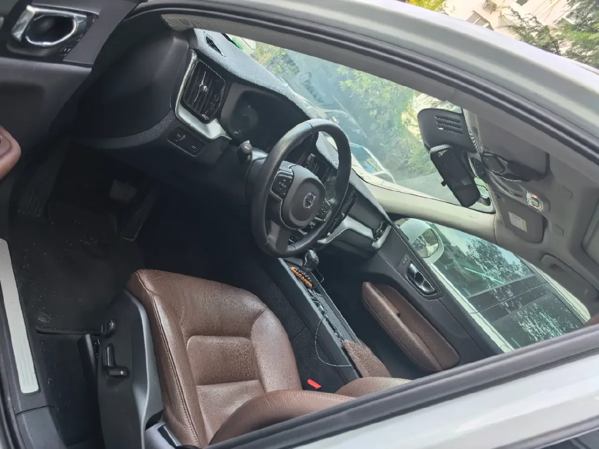 2020 Volvo XC60 2.0T 254HP L4 8AT,autocango,china used car exporter,china ev exporter,chinese used car exporter,chinese used ev exporter