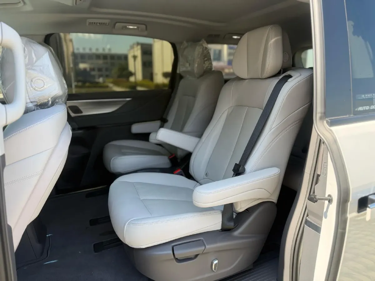 2025 Buick GL8 2.0T 237HP L4 9AT,autocango,china used car exporter,china ev exporter,chinese used car exporter,chinese used ev exporter