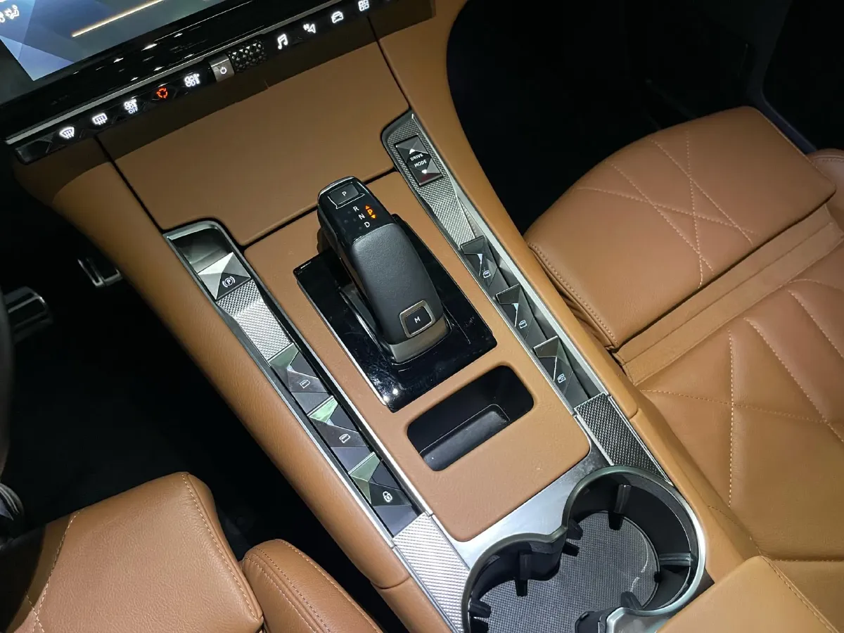 2018 DS 7 1.6T 220HP L4 8AT,autocango,china used car exporter,china ev exporter,chinese used car exporter,chinese used ev exporter