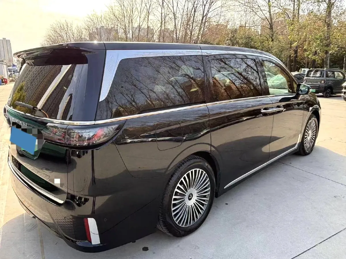 2025 Voyah Dream 1.5T 150HP L4 PHEV 41.7KWH,autocango,china used car exporter,china ev exporter,chinese used car exporter,chinese used ev exporter