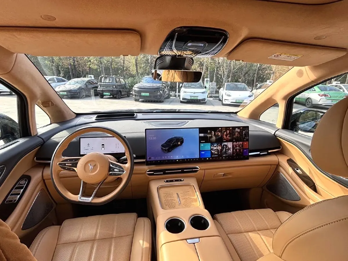 2025 Voyah Dream 1.5T 150HP L4 PHEV 41.7KWH,autocango,china used car exporter,china ev exporter,chinese used car exporter,chinese used ev exporter